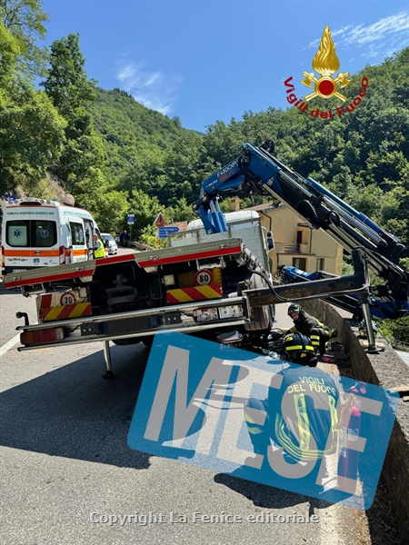 MOTOCICLISTA RIMANE INCASTRATO SOTTO AD UN CAMION, LO LIBERANO I VIGILI DEL FUOCO